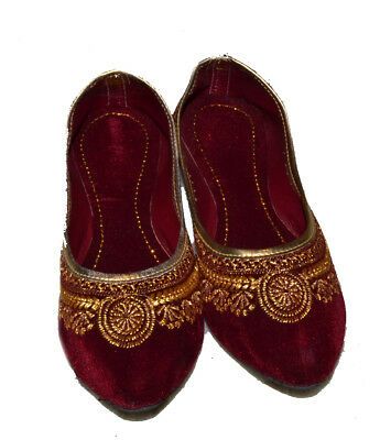Maroon Embroidered Velvet Juttis
